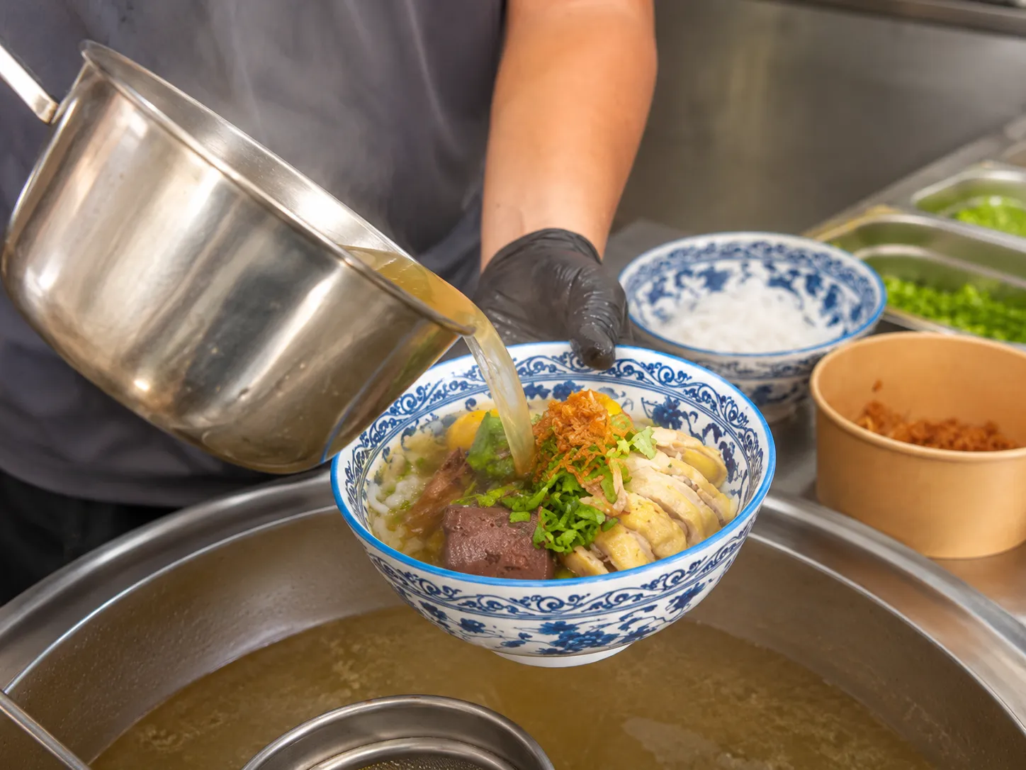 Chan nước lèo nóng hổi