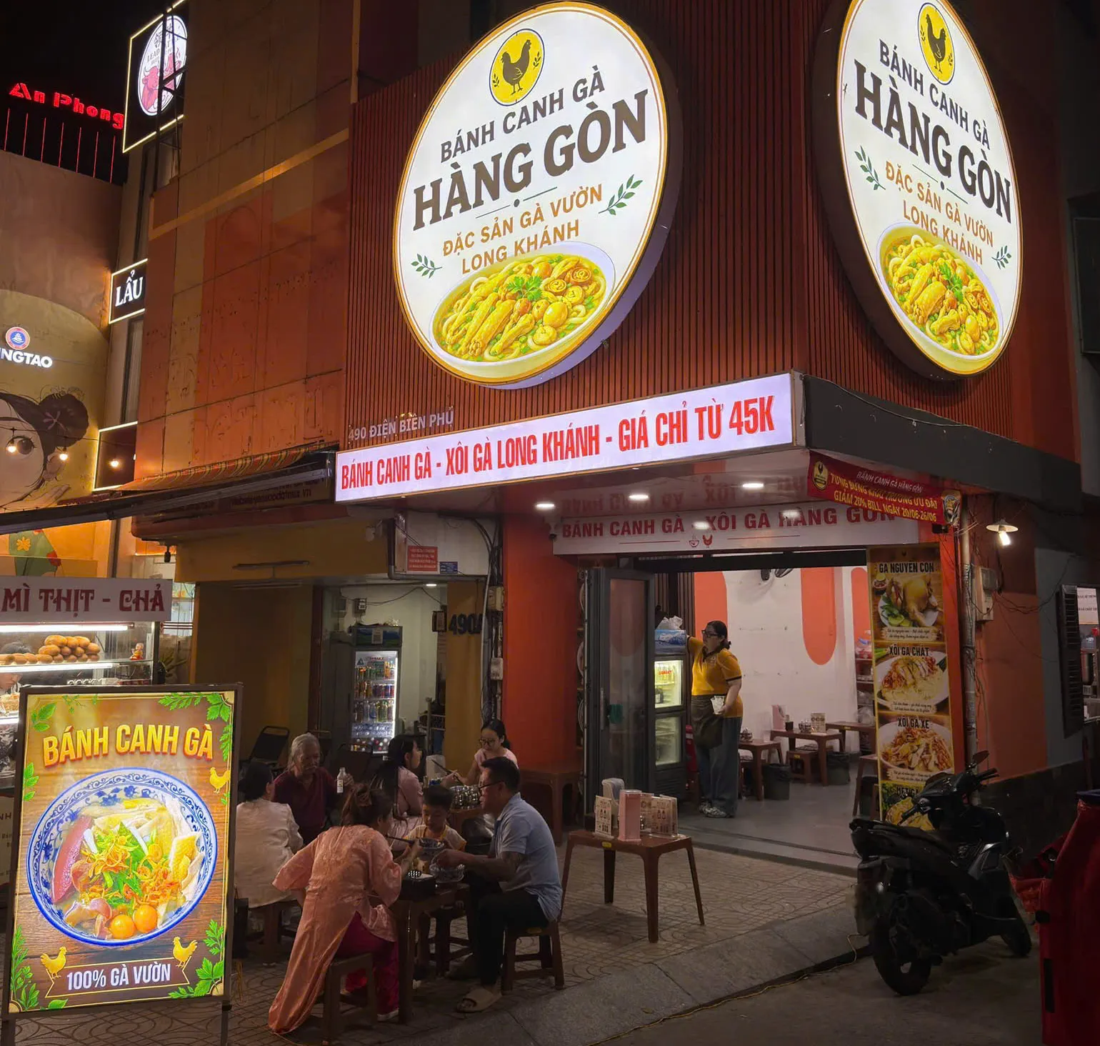 Mặt tiền quán Bánh Canh Gà Hàng Gòn về đêm
